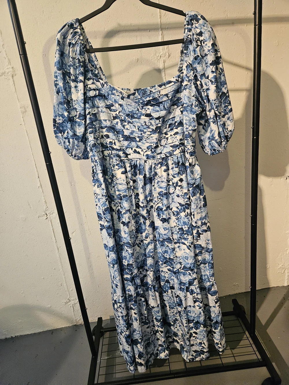abercrombie blue floral dress & Fitch and White Size M sleeve midi dress in our classic lightweight cotton fabric and fit Abercrombie & Fitch Blue Floral